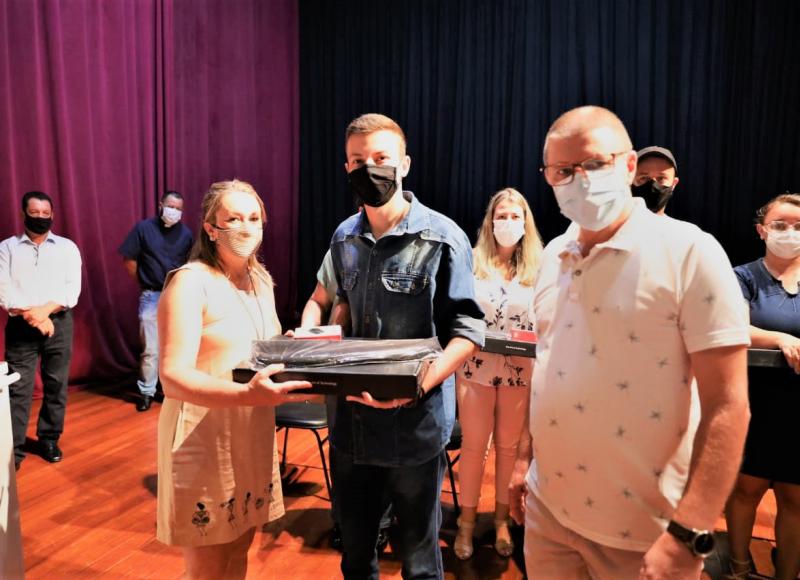 Abertura do ano letivo é marcada pela entrega de notebooks para as escolas